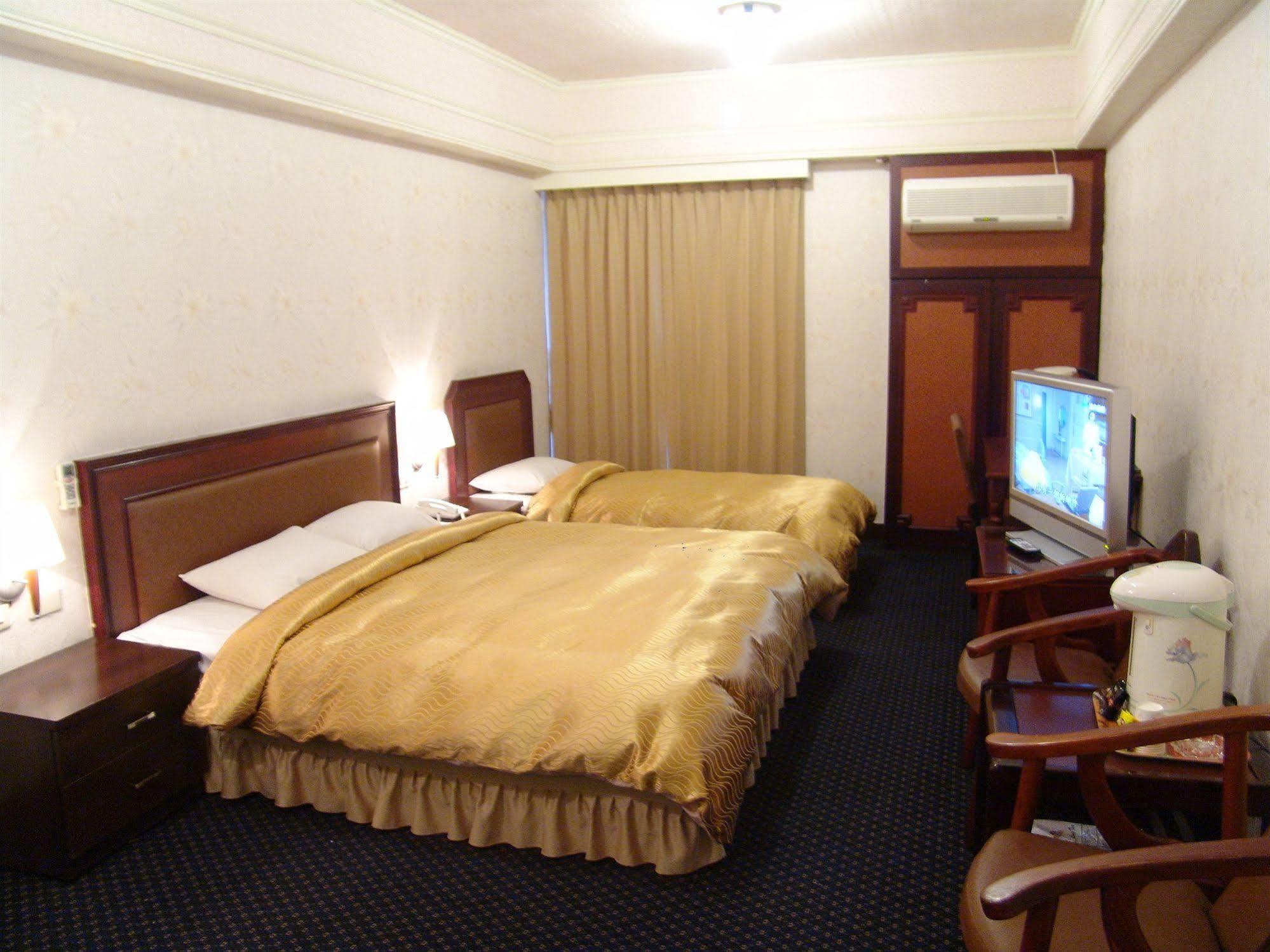 Sin Fu Business Hotel Đài Trung Ngoại thất bức ảnh